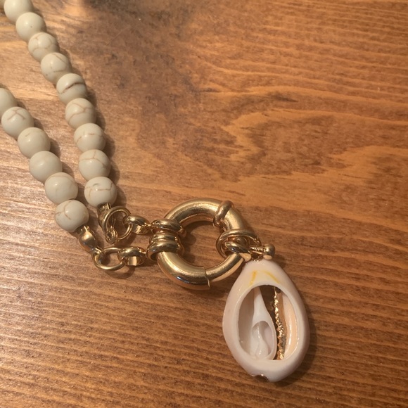 Cowrie shell beaded necklace - Picture 5 of 5